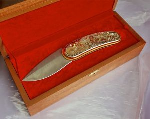 Нож складной дамасский "Лев"